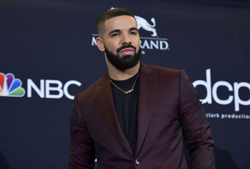 Gestul surprinzător făcut de Drake într-un club din Miami! Rapperul a oferit dansatoarelor pungi de la Chanel