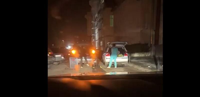 Infirmieră filmată când îşi umple maşina cu varză