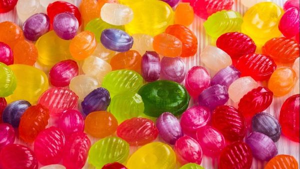 Un bărbat a fost recompensat cu șase pungi de bomboane, după ce a găsit un cec de 4,6 milioane de euro: „Mi s-a părut o glumă”