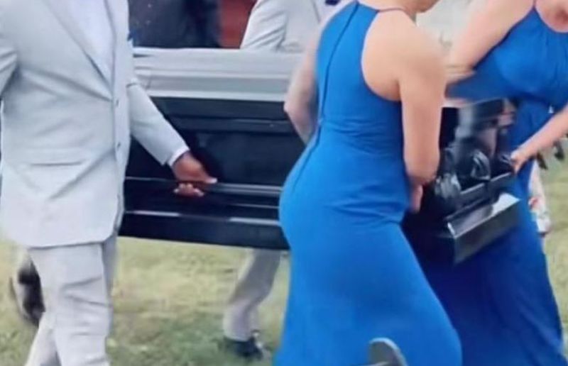 Un mire a mers la propria sa nuntă într-un sicriu.