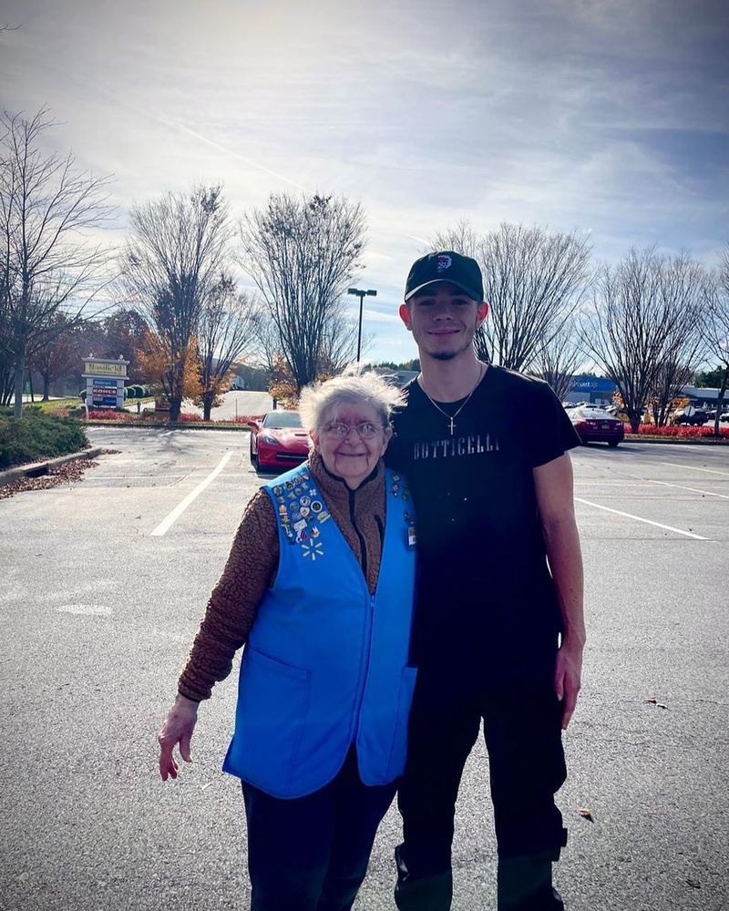 Un tiktoker a ajutat o femeie să se pensioneze. Tânărul a strâns suma de 170.000 de dolari 