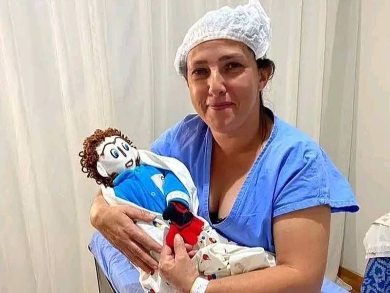 Femeia care s-a căsătorit cu o păpuşă de cârpă 