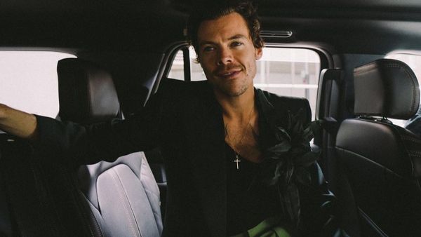 VIDEO: Harry Styles a fost lovit în ochi cu bomboane, în timpul celui mai recent concert. Cum a reacționat artistul 