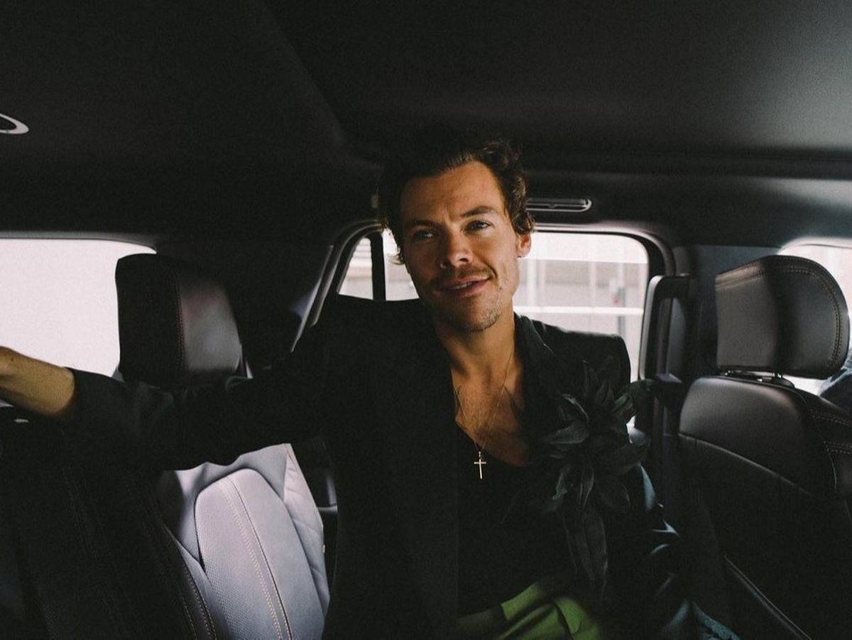  Harry Styles a fost lovit în ochi cu bomboane