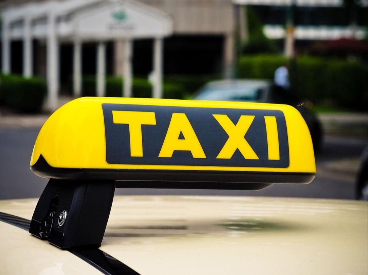 Un taximetrist din Cluj a păcălit o clientă cu suma de 55.000 de euro