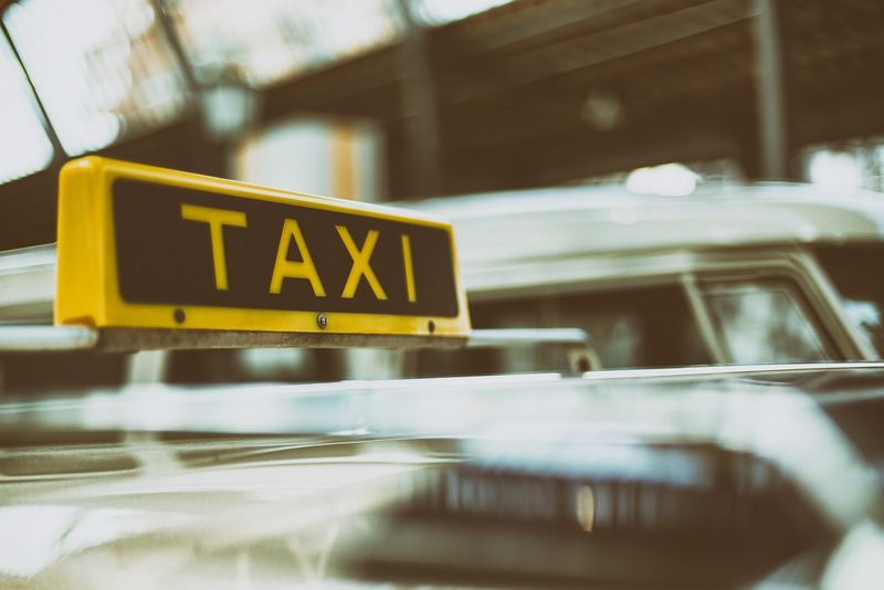 Un taximetrist din Cluj a păcălit o clientă cu suma de 55.000 de euro