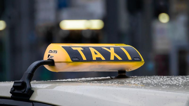 Un taximetrist din Cluj a păcălit o clientă cu suma de 55.000 de euro
