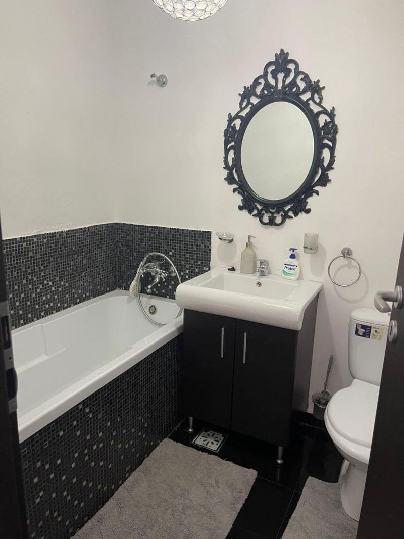 Ce a pățit o româncă, după ce a cazat o familie de ucraineni