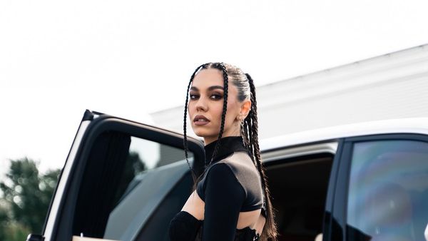 Mira a lansat varianta live a piesei ”16 Ani”