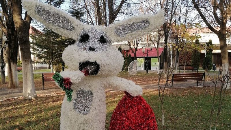 Dimineața Nebună: Situație bizară &icirc;ntr-un oraș din Rom&acirc;nia, &icirc;n prag de sărbători. Crăciunul vine cu iepurași și ouă roșii. Audio