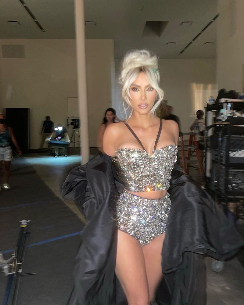 Care a fost primul job al lui Kim Kardashian? Vedeta a lucrat pentru celebrități care au făcut-o și pe ea cunoscută