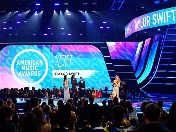 American Music Awards 2022! Taylor Swift, declarată &bdquo;Artistul Anului&rdquo;. Lista completă a c&acirc;știgătorilor