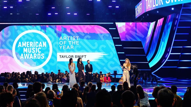 American Music Awards 2022! Taylor Swift, declarată &bdquo;Artistul Anului&rdquo;. Lista completă a c&acirc;știgătorilor