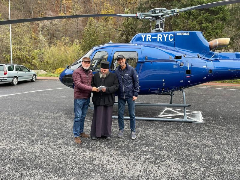 Cu elicopterul la mănăstire