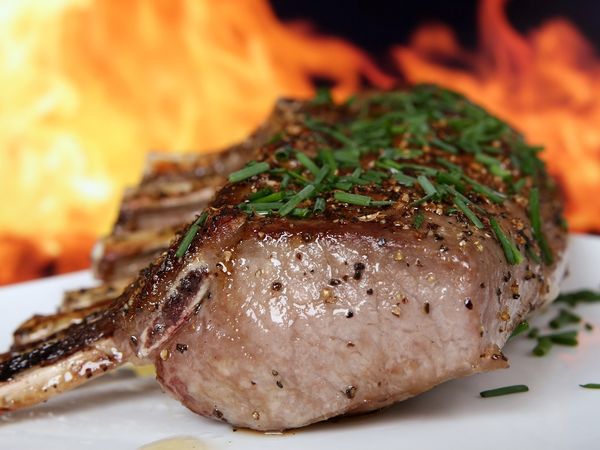 Dimineața Nebună: Un bărbat a ajuns la spital după ce ar fi m&acirc;ncat carne de porc la garniţă - AUDIO