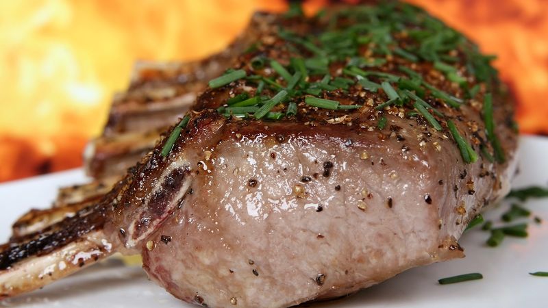 Dimineața Nebună: Un bărbat a ajuns la spital după ce ar fi m&acirc;ncat carne de porc la garniţă - AUDIO