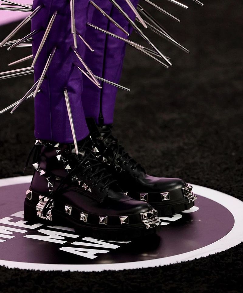 Machine Gun Kelly, apariție controversată la American Music Awards: „De ce MGK este îmbrăcat precum un arici de mare?”