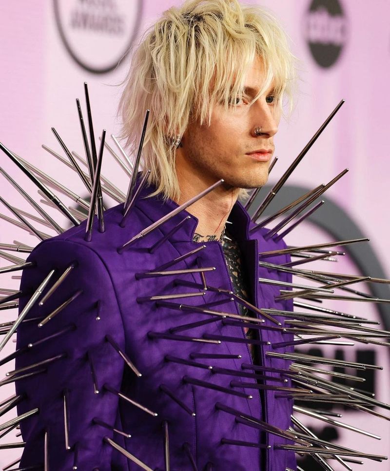 Machine Gun Kelly, apariție controversată la American Music Awards: „De ce MGK este îmbrăcat precum un arici de mare?”