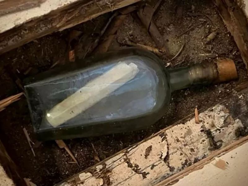 Un bărbat a găsit o sticlă care conținea un mesaj vechi de 135 de ani: „Nu-mi vine să cred”. Ce scria pe bilet
