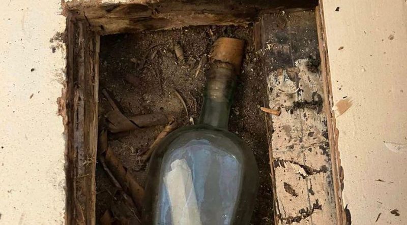 Un bărbat a găsit o sticlă care conținea un mesaj vechi de 135 de ani: „Nu-mi vine să cred”. Ce scria pe bilet