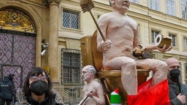 Dimineața Nebună: O statuie cu Putin gol, așezat pe toaletă, a fost scoasă la licitație