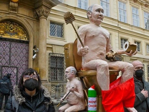 Dimineața Nebună: O statuie cu Putin gol, așezat pe toaletă, a fost scoasă la licitație
