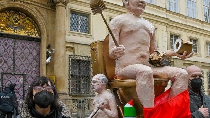 Dimineața Nebună: O statuie cu Putin gol, așezat pe toaletă, a fost scoasă la licitație