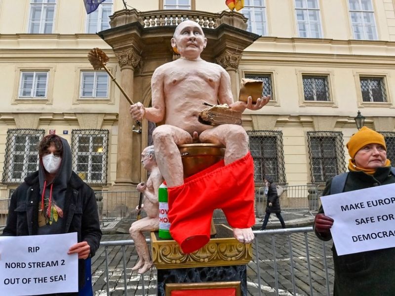 Dimineața Nebună: O statuie cu Putin gol, așezat pe toaletă, a fost scoasă la licitație