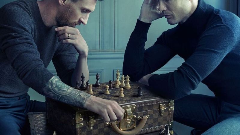 Louis Vuitton a publicat imagini din culisele reclamei virale cu Lionel Messi și Cristiano Ronaldo. Ce s-a &icirc;nt&acirc;mplat, de fapt, la filmările campaniei