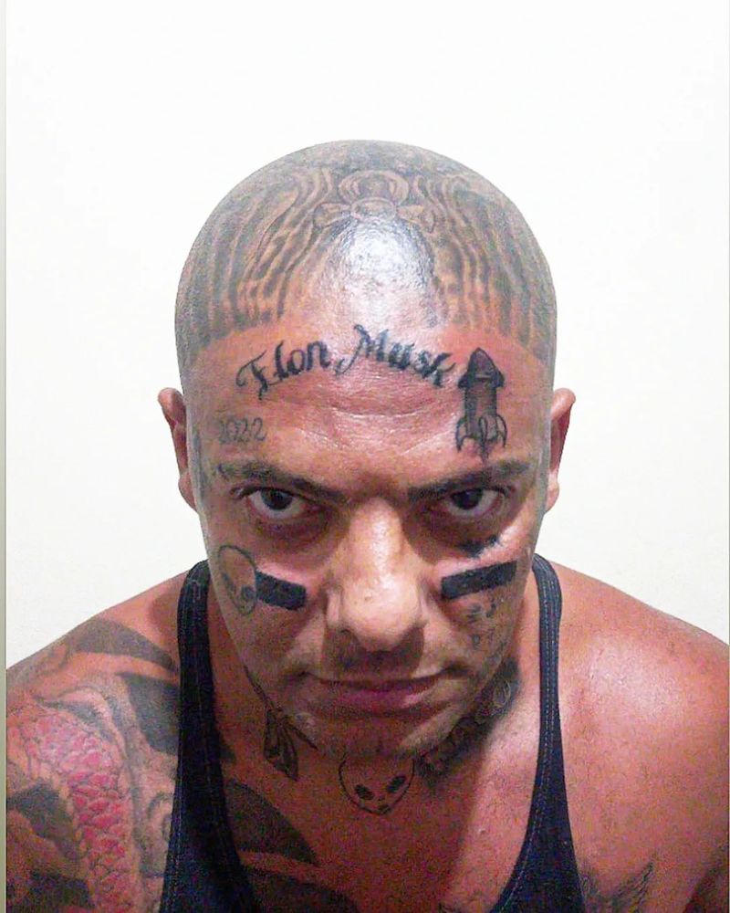 Un influencer  și-a tatuat numele lui Elon Musk pe frunte pentru a merge în spațiu: „Numele lui va rămâne în istorie”