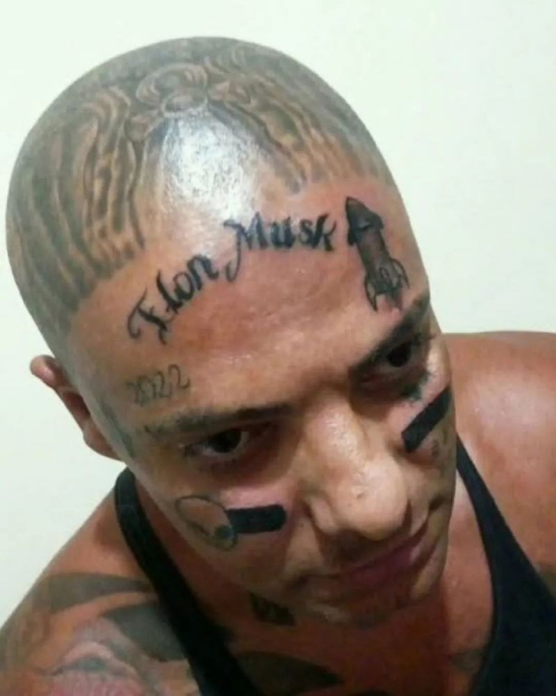 Un influencer  și-a tatuat numele lui Elon Musk pe frunte pentru a merge în spațiu: „Numele lui va rămâne în istorie”