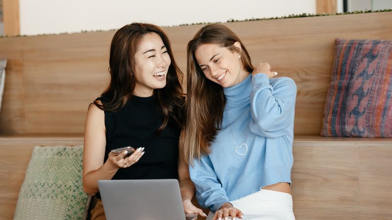 29 noiembrie 2022. Ziua felicitărilor electronice. Idei de felicitări pentru ocazii speciale