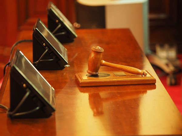 Un bărbat a adus &icirc;n fața instanței o soție falsă pentru a divorța. Cum i-a păcălit pe judecători