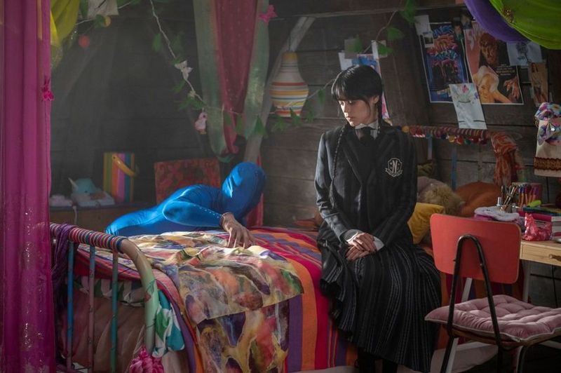 Magicianul Victor Dorobanțu și George Burcea fac parte din distribuția serialului ”Wednesday”. Iată  imaginile din culise!