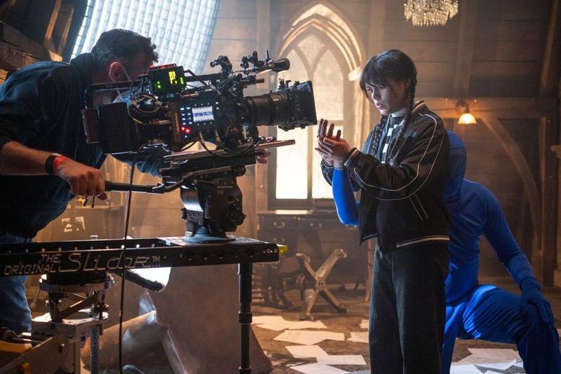 Magicianul Victor Dorobanțu și George Burcea fac parte din distribuția serialului ”Wednesday”. Iată  imaginile din culise!