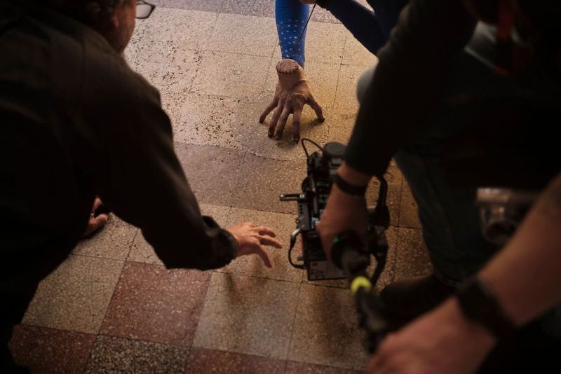 Magicianul Victor Dorobanțu și George Burcea fac parte din distribuția serialului ”Wednesday”. Iată  imaginile din culise!