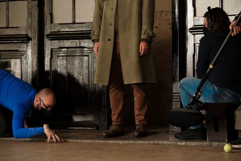 Magicianul Victor Dorobanțu și George Burcea fac parte din distribuția serialului ”Wednesday”. Iată  imaginile din culise!