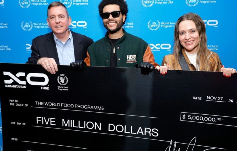 The Weeknd a prezentat un cec de 5 milioane de dolari