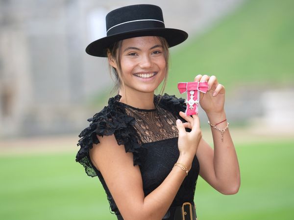 Emma Răducanu, decorată de Regele Charles al Marii Britanii! Ce ținută a purtat tenismena la Castelul Windsor