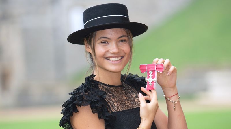 Emma Răducanu, decorată de Regele Charles al Marii Britanii! Ce ținută a purtat tenismena la Castelul Windsor
