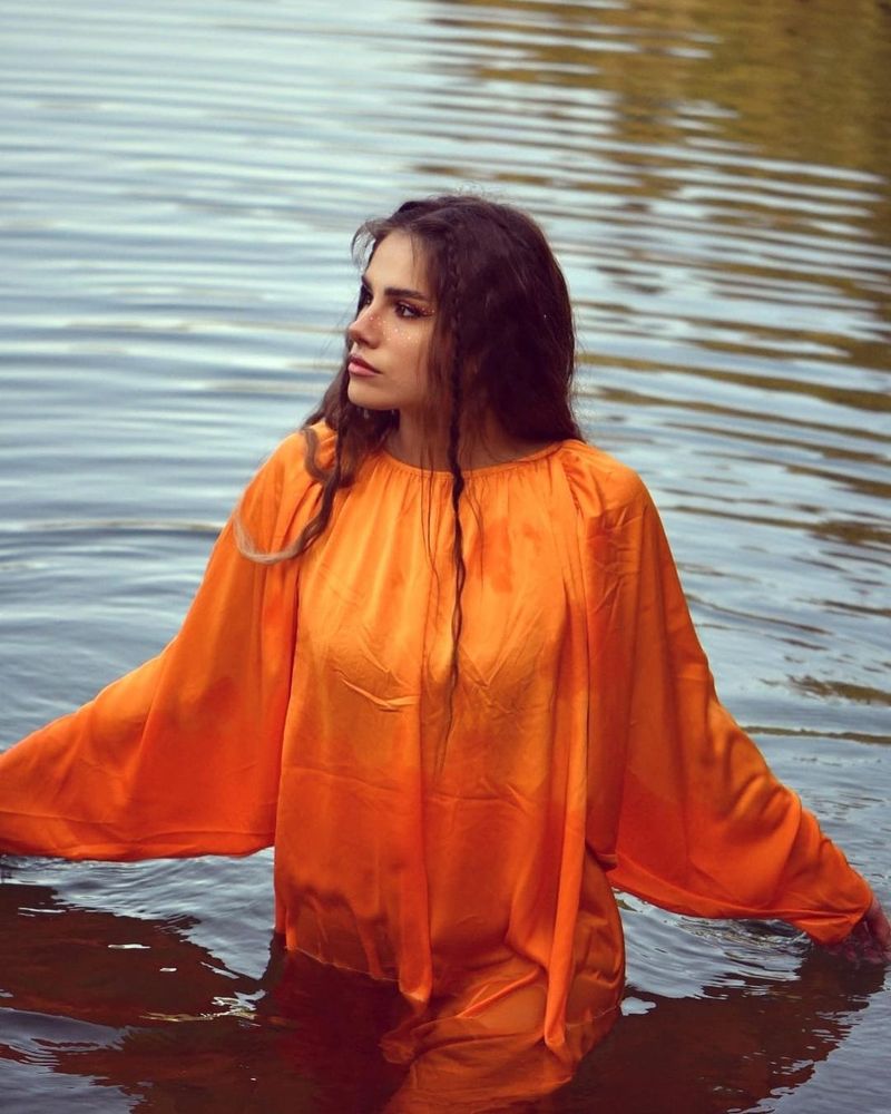 Cine este Aquene? Artista vine de 1 Decembrie în emisiunea Bară la Bară