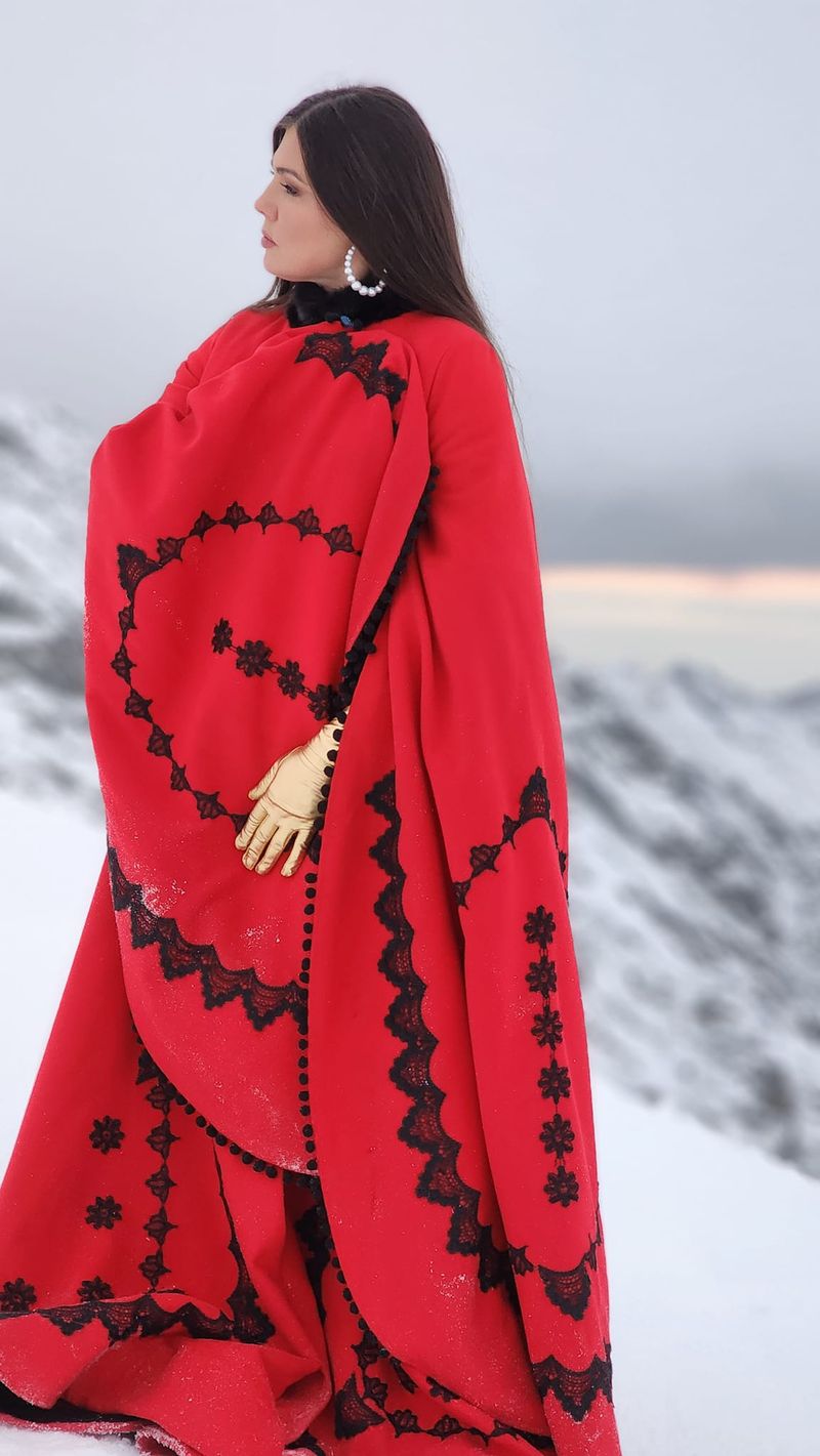 Paula Seling va lansa un nou colind! Artista a îndurat un frig de -9 °C doar într-o rochie roșie foarte elegantă și decoltată