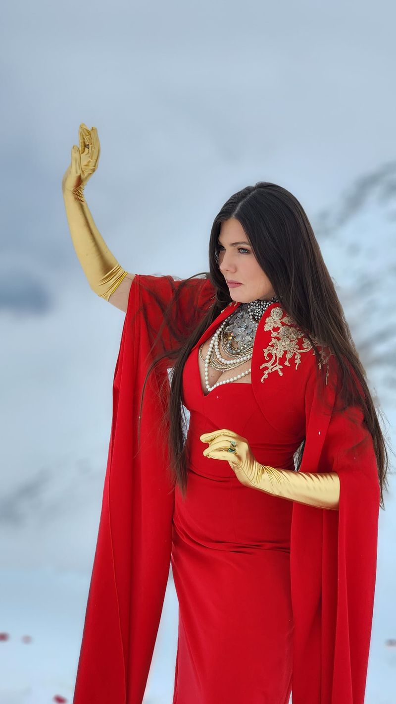 Paula Seling va lansa un nou colind! Artista a îndurat un frig de -9 °C doar într-o rochie roșie foarte elegantă și decoltată