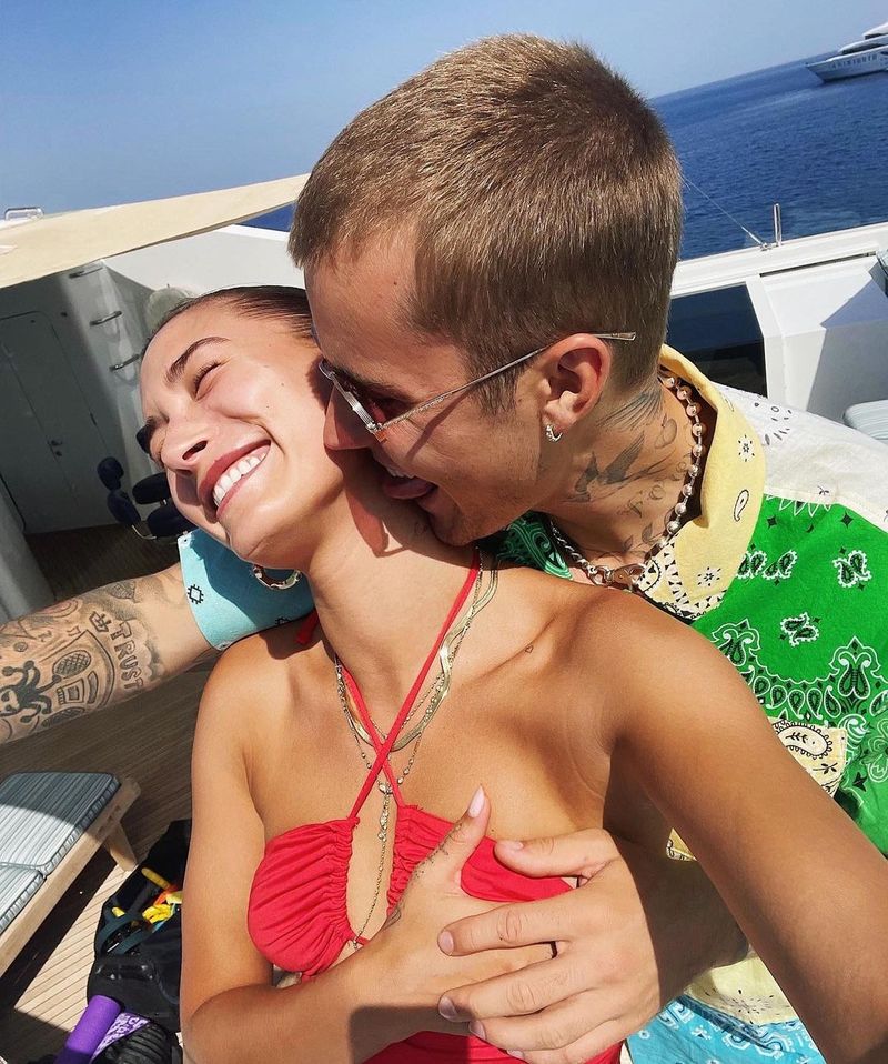 Hailey Bieber neagă zvonurile despre o posibilă sarcină: „Am un chist pe ovar de mărimea unui măr”
