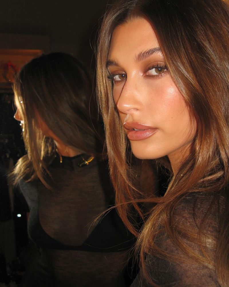 Hailey Bieber neagă zvonurile despre o posibilă sarcină: „Am un chist pe ovar de mărimea unui măr”