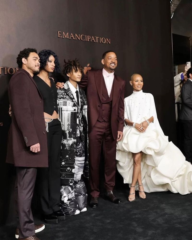 Will Smith, prima apariție pe covorul roșu după incidentul de la Oscaruri. Actorul a fost însoțit de familia sa la premiera filmului ”Emancipation”