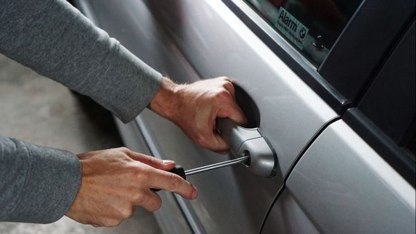 Dimineața Nebună: Un bărbat din Satu Mare s-a ales cu un dosar penal, după ce și-a furat propria mașină din curtea soacrei - AUDIO