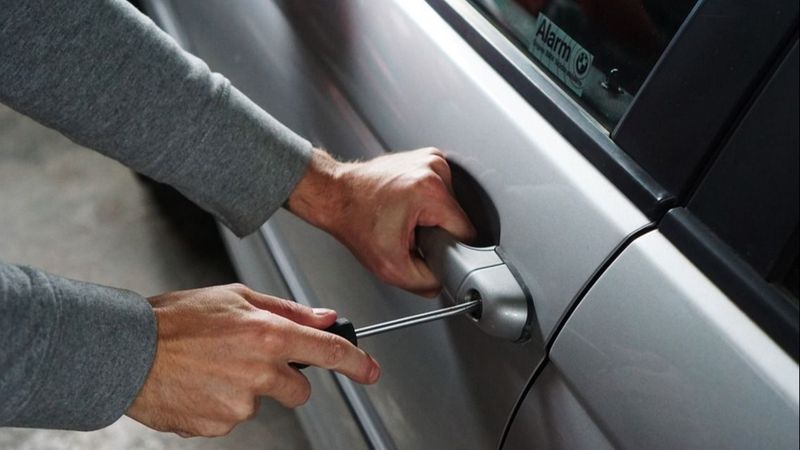 Dimineața Nebună: Un bărbat din Satu Mare s-a ales cu un dosar penal, după ce și-a furat propria mașină din curtea soacrei - AUDIO