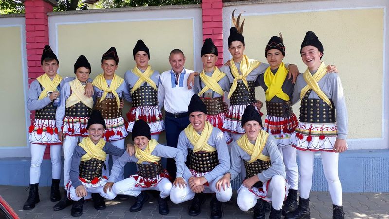 „În rând!”, documentarul care spune povestea „Rândurilor din Muntenii de Sus, Vaslui”, se lansează marți, 6 decembrie