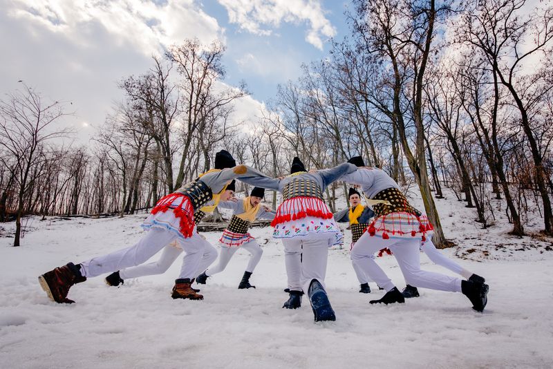 „În rând!”, documentarul care spune povestea „Rândurilor din Muntenii de Sus, Vaslui”, se lansează marți, 6 decembrie